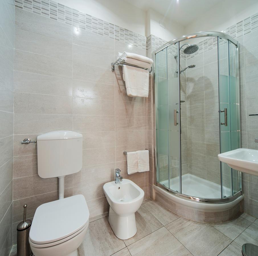 Large Double Room,596569560:JPEG