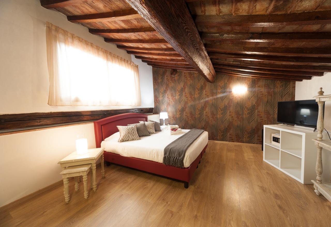 Double Room with Private External Bathroom,596570667:JPEG